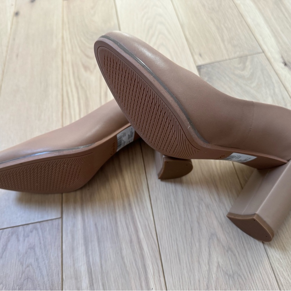 Clarks Freva85 Court Pumps in Praline Leather